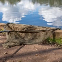 Trakker Sanctuary T3 Landing Net -Trakker trakker sanctuary t3 landing net lifetsyle 1